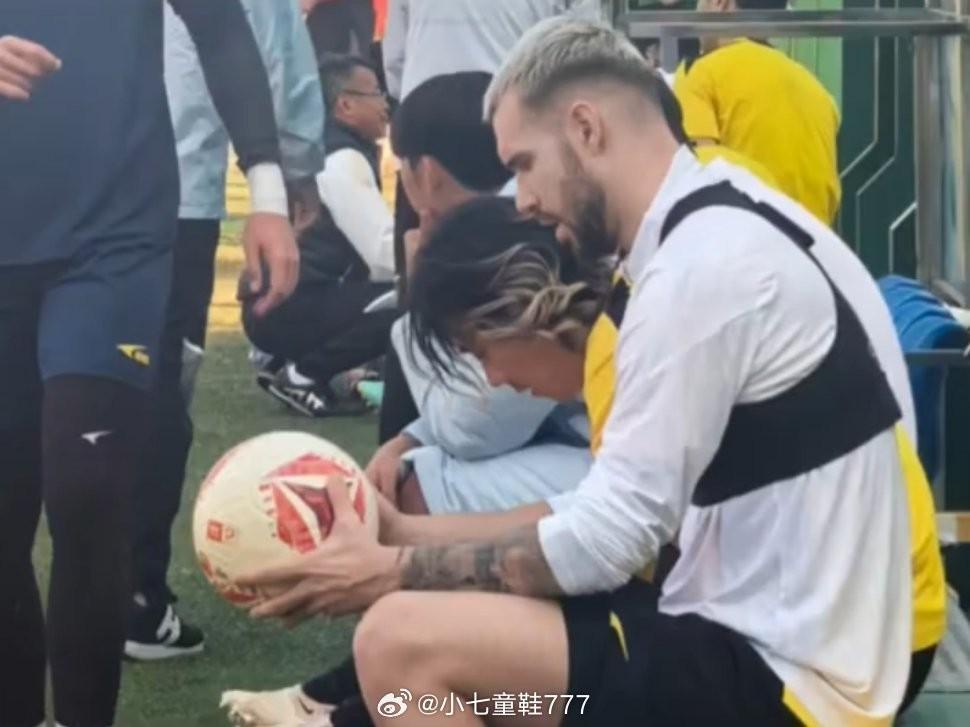 赛事互动社区-即将加盟？网传图片显示原三镇外援图多列正跟随广州豹训练