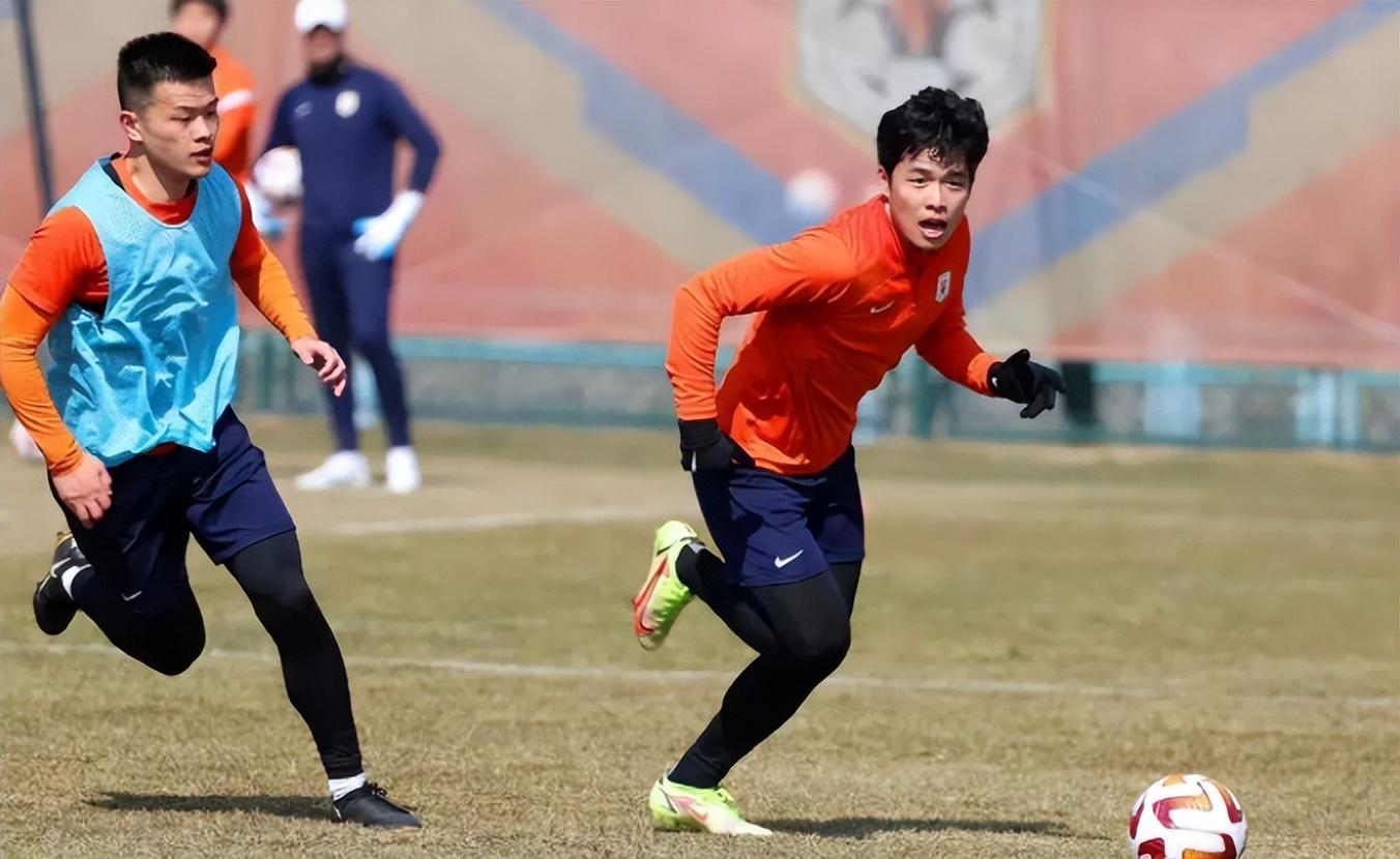 邵佳一都当成宝的本土国脚前腰,本赛季回到鲁能,却一分钟没上