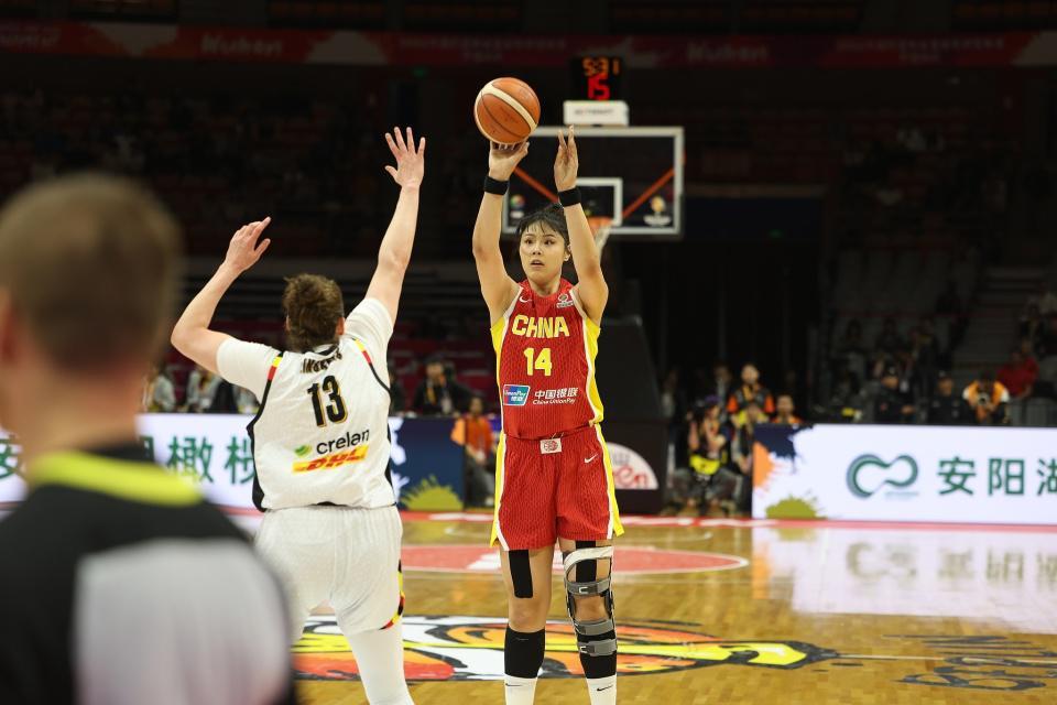 18分钟轰20+11，张子宇成唯一亮点！女篮不敌欧洲冠军3大差距明显